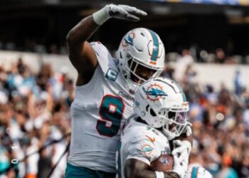 Los jugadores de los Dolphins festejando el triunfo ante Chargers.