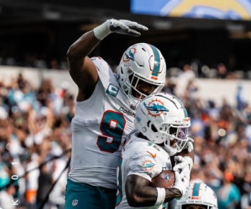 Los jugadores de los Dolphins festejando el triunfo ante Chargers.
