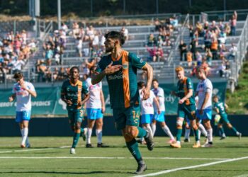Adrien Pérez celebrando el gol del Loyal en su empate en casa.