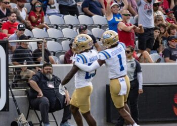 TJ Harden celebrando su anotación ante los Aztecs.