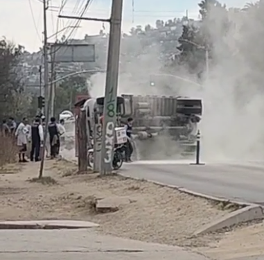 Camión de carga volcó sobre un vehículo particular en Tijuana