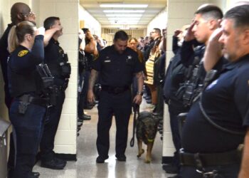 Perrita policía con cáncer terminal recibe un último saludo luego de 10 años de servicio