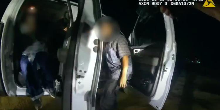 Cámara corporal muestra el tiroteo entre la policía y un adolescente de 16 años en Carlsbad