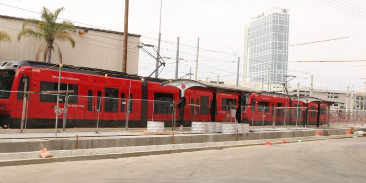 Muere joven de 17 años tras intentar cruzar las vías del Trolley en Chula Vista
