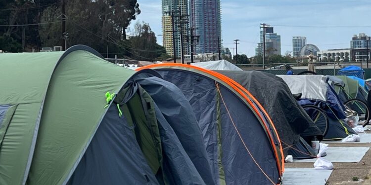 San Diego busca terrenos para instalar 100 cabañas para personas sin hogar