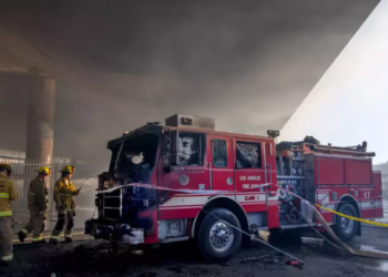 Cierran el Freeway 10 cerca del Centro de Los Ángeles por incendio