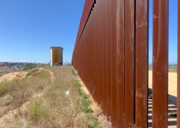 10 migrantes hospitalizados tras caerse del muro durante el fin de semana