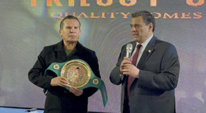 Recibe “Canelo” Álvarez el premio ‘Julio César Chávez’ a mejor boxeador del año