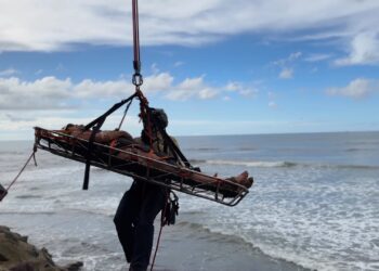 Equipos de rescate logran liberar a hombre de un acantilado en Sunset Cliffs