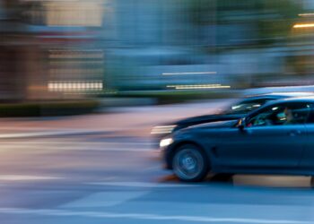 Proyecto de ley podría exigir que autos sean fabricados con limitador de velocidad