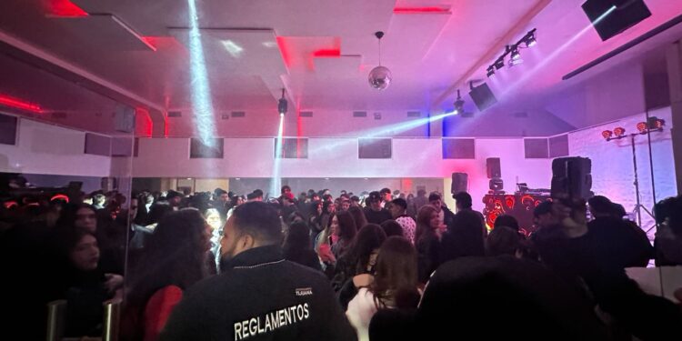 Suspenden fiesta clandestina con 300 menores en salón de eventos