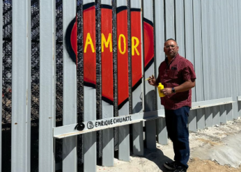 Artistas realizan pintas en el Muro de la Hermandad en Tijuana