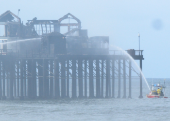 Cierran playas de Oceanside tras incendio en histórico muelle