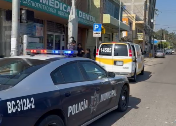 Vehículo particular choca contra un taxi y se da a la fuga