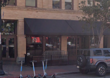 Arrestan a ex dueño de restaurante en San Diego por agresión sexual