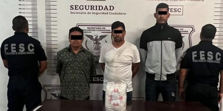 Martín Javier 49 años y originario de Guaymas, Sonora, Tomás de 32 años y originario de Dolores, Chihuahua y Rogelio de 64 años y originario de Pericos, Sinaloa fueron detenidos