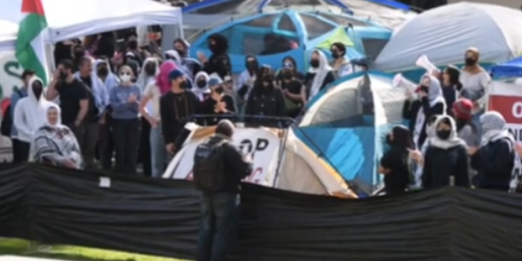 Policias desmantelan campamento en UCSD