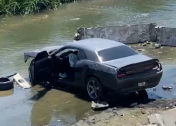 Choque en la Vía Rápida Poniente termina con vehículo en la canalización del río Tijuana