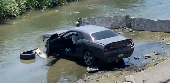 Choque en la Vía Rápida Poniente termina con vehículo en la canalización del río Tijuana
