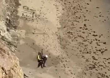 Rescatan a surfista varado en playa de California
