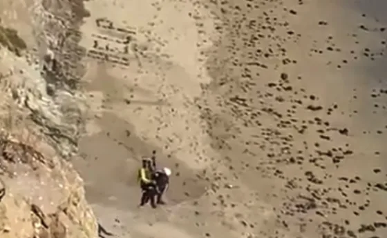 Rescatan a surfista varado en playa de California
