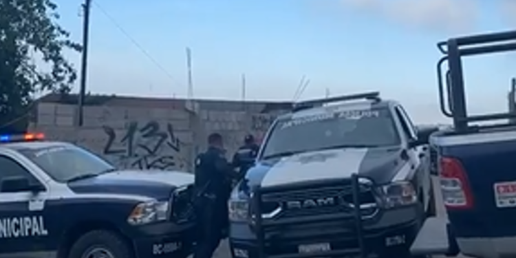 Balean a comandante de la Policía de Tijuana tras persecución