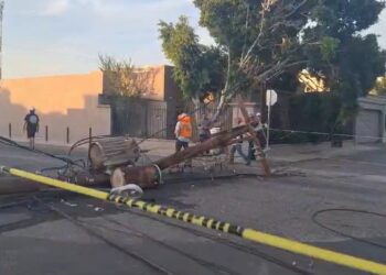 Siete postes y cuatro transformadores cayeron en Mexicali