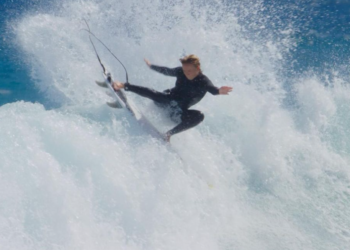Caitlin Simmers, una surfista de Oceanside de 18 años