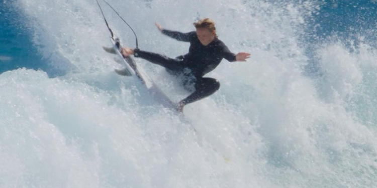 Caitlin Simmers, una surfista de Oceanside de 18 años
