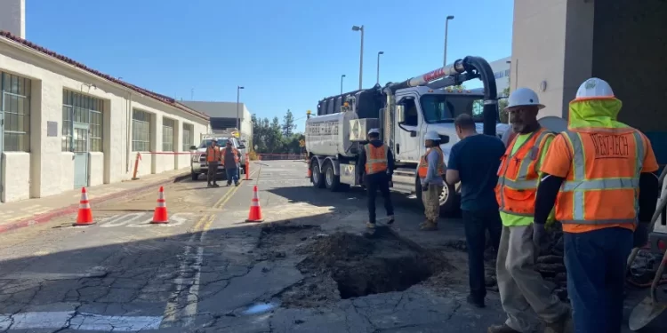 Universidad Estatal de San Diego corta suministro de agua tras rotura de tubería