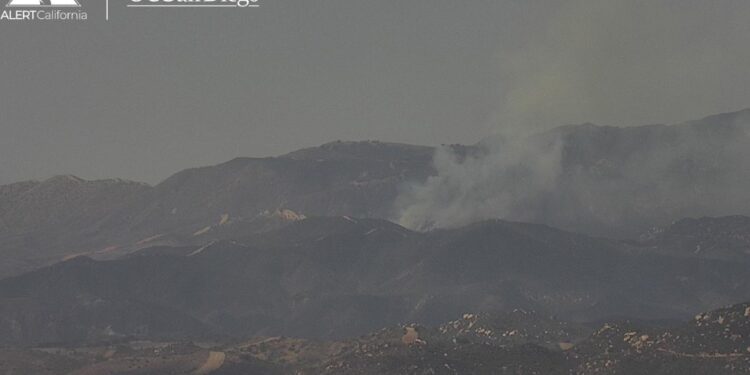 Incendio forestal en Camp Pendleton se extiende por 856 acres sin contención