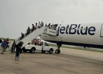Vuelo de JetBlue realiza aterrizaje de emergencia en Kansas por alerta de humo