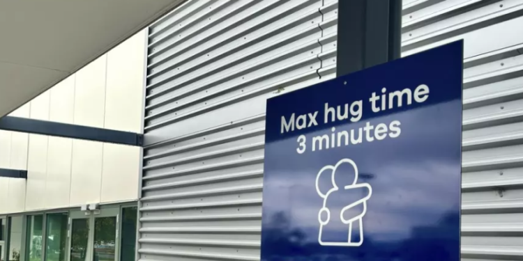 Aeropuerto limita a tres minutos de abrazos para las despedidas