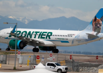 Pasajero del condado de San Diego demanda a una aerolínea por aterrizaje de emergencia