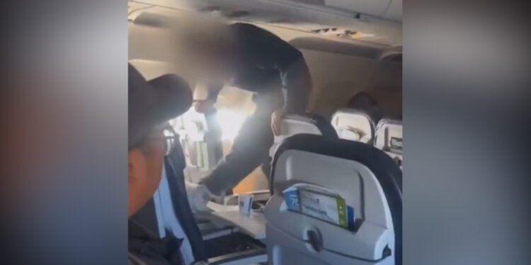 Pasajero en vuelo de United Airlines es inmovilizado tras extraño incidente