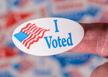 El código de California electoral prohíbe carteles políticos cerca de centros de votación