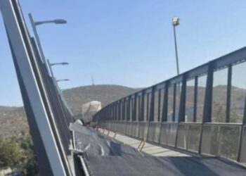 Puente peatonal de San Ysidro sufre daños por vientos de Santa Ana