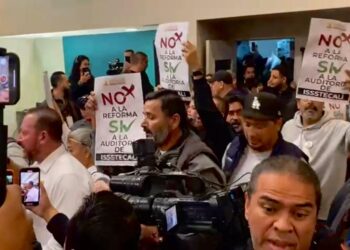 Manifestantes irrumpen en la mañanera de Marina del Pilar por reforma