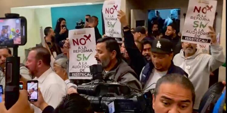 Manifestantes irrumpen en la mañanera de Marina del Pilar por reforma