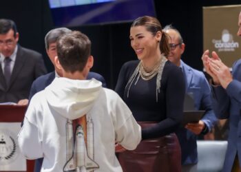 Marina del Pilar entregó becas a estudiantes de universidad