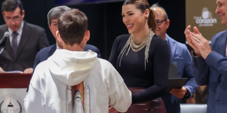 Marina del Pilar entregó becas a estudiantes de universidad