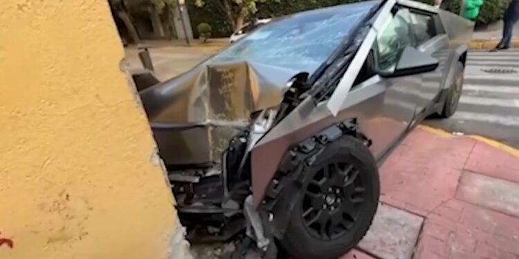 ¡Cantante de corridos tumbados estrella su Cybertruck de lujo en una casa!