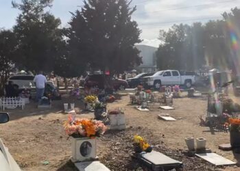 Celebración de Día de Muertos llena de vida los panteones de Tijuana