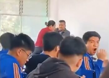 Padres golpean a maestra en preparatoria de Naucalpan