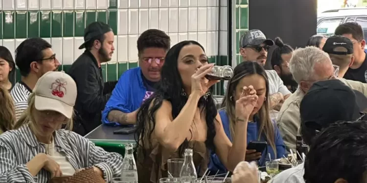 Captan a Katy Perry comiendo tacos en México