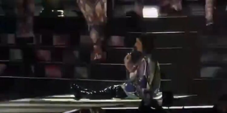 Laura Pausini sufrió caída en concierto en Milán