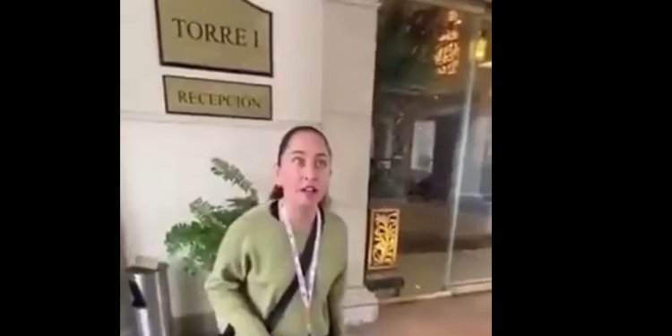 Sari, una mujer con discapacidad visual a quien le negaron el acceso al Hotel Safi, en Monterrey