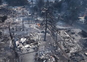 Niños afectados por incendios en California expresan su deseo de volver a clases