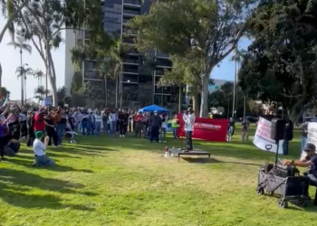Protestan en San Diego contra la agenda de Trump