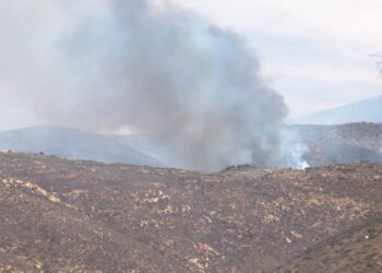 El incendio Border 2 Fire consume más de 5000 acres en las montañas de Otay